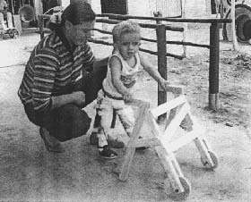 Raúl experimented his new braces with a wooden walker.