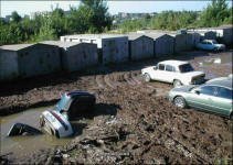 A muddy road. The potholes in Projimo raods aren't quite that deep. 